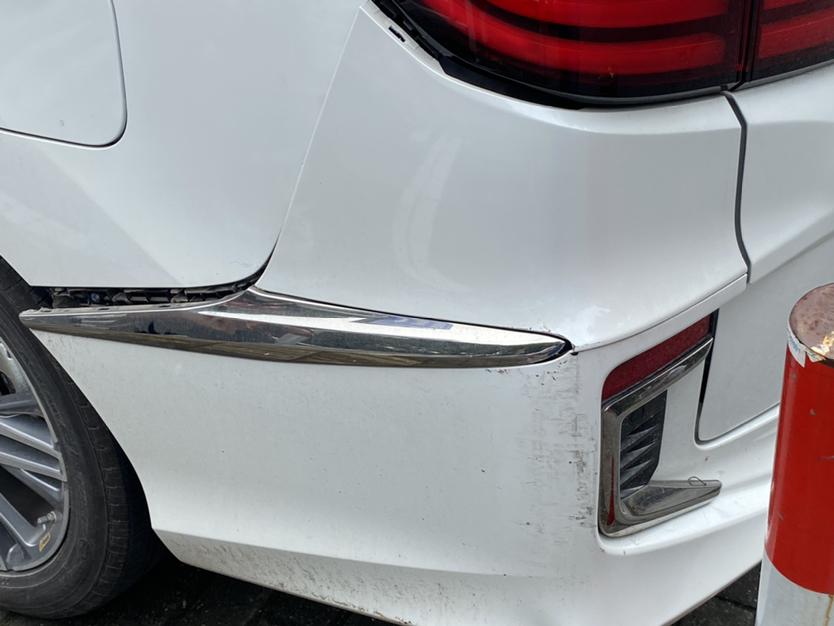 艾力绅左后侧倒车被撞照片