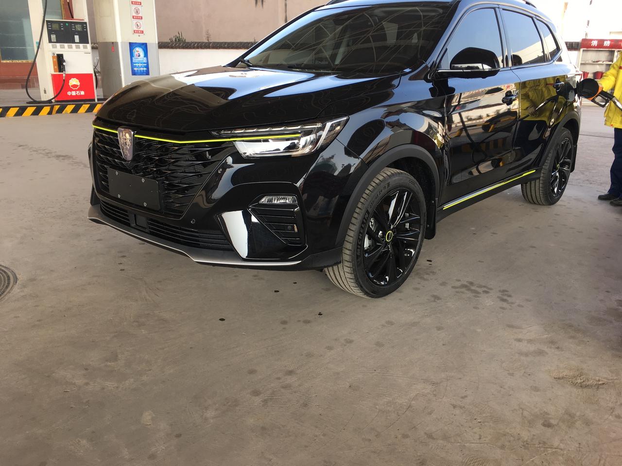 我发现,荣威rx5plus黑色有种冷面杀手的感觉,黑色酷是酷