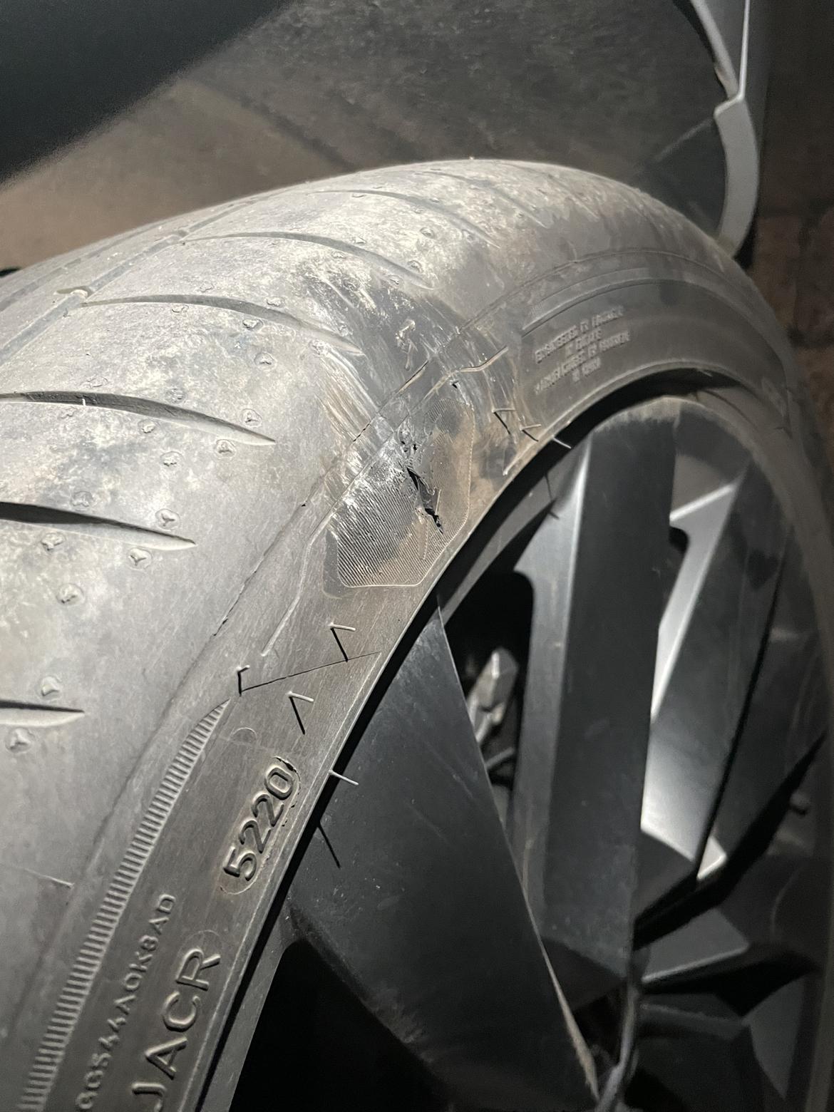 昨晚轮胎胎壁破了找不到合适的轮胎