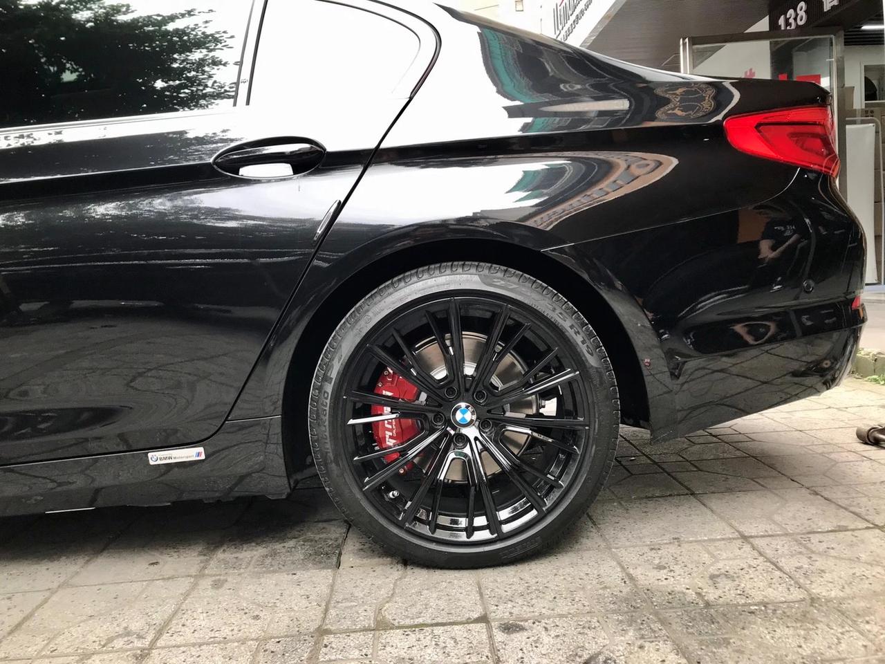 宝马新5系换装升级19寸亮黑锻造铝合金轮毂,黑系风格,适用新