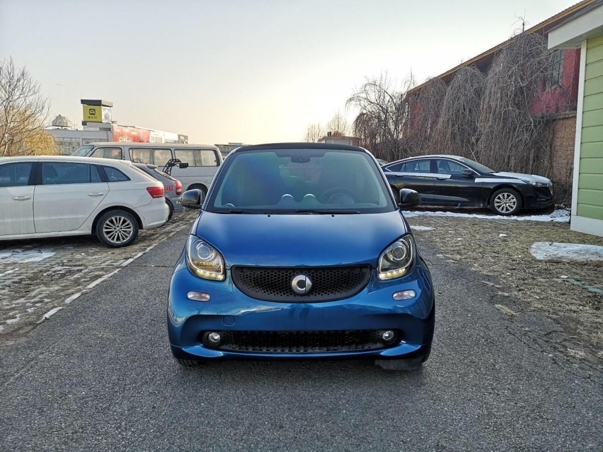 奔驰出的这款小车,看起来精灵古怪,可可爱爱 就是这个小车卖的