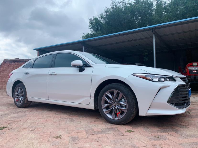 一汽丰田亚洲龙汽油25l豪华版白色