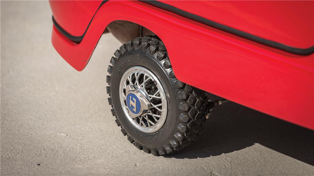 乍一看,peel trident就像一辆儿童玩具车,飞碟造型