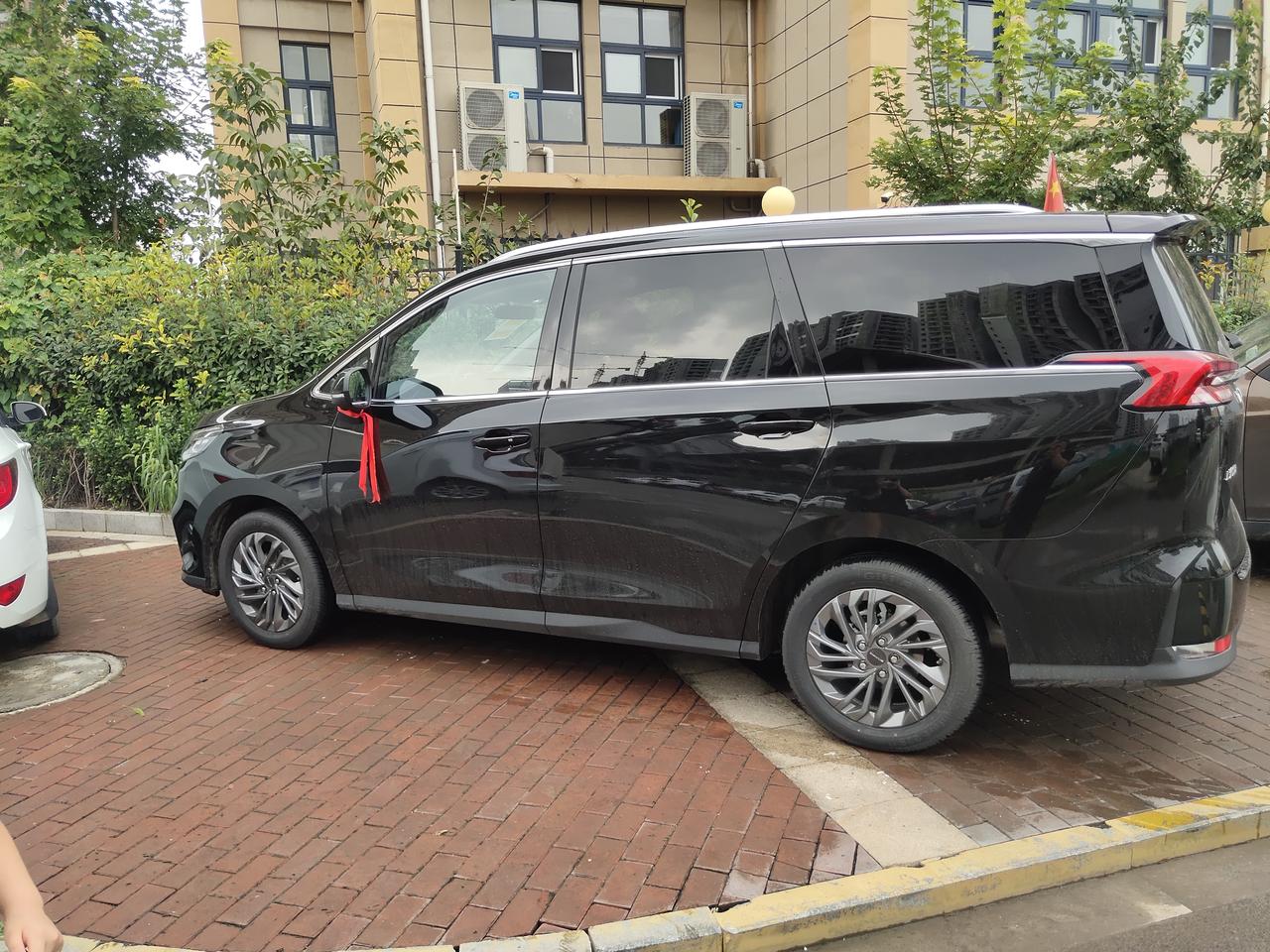 今天提车上汽大通g50自动豪华黑,明天上牌!今天开回来正好