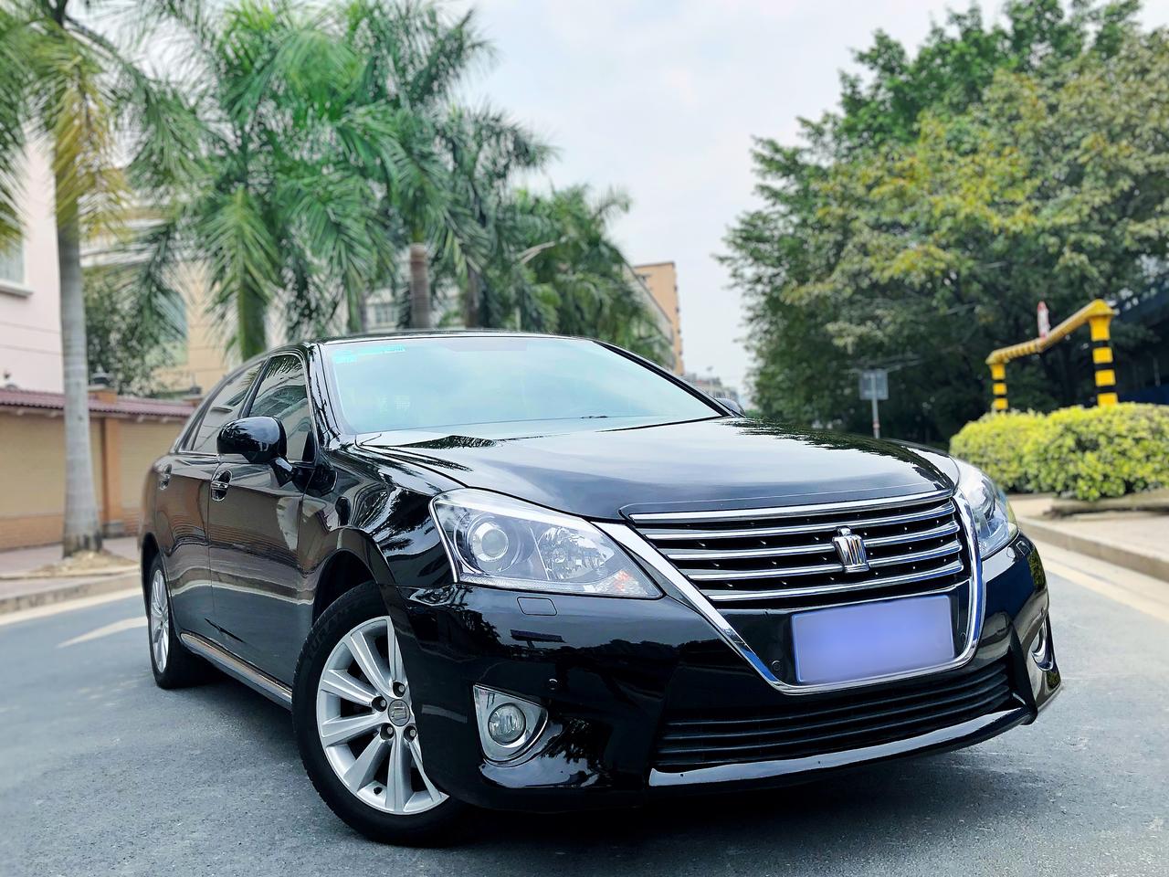 淘了辆14年的大嘴皇冠十三代半黑外黑内极品车况