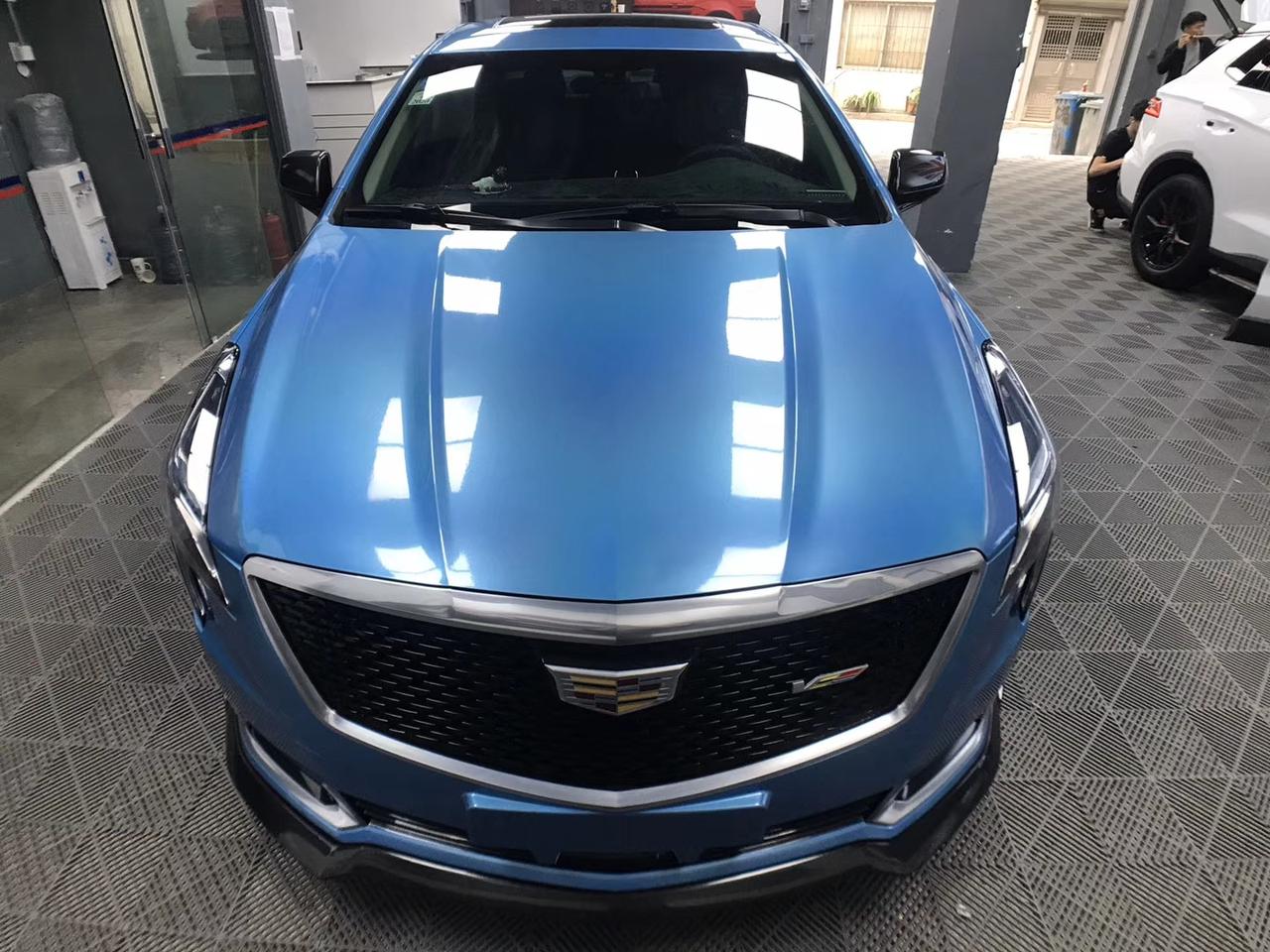 蓝色是一种深远永恒的颜色,象征着自由与信念 镭射蓝则是在不同