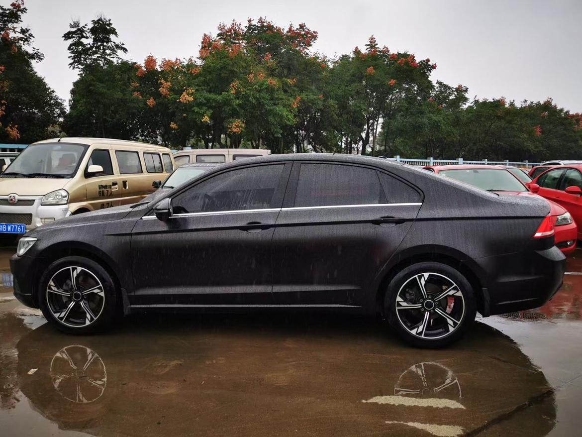 大众凌渡280高功率,白色贴磨砂黑武士车膜,17寸拉丝运动轮