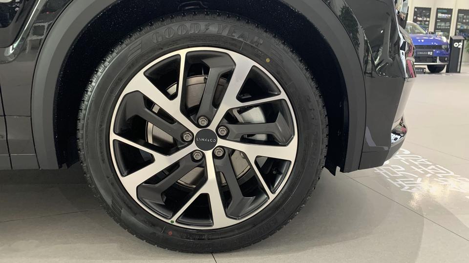 回答了:领克05轮毂被减配到19寸了嘛,19寸的是不是要便宜