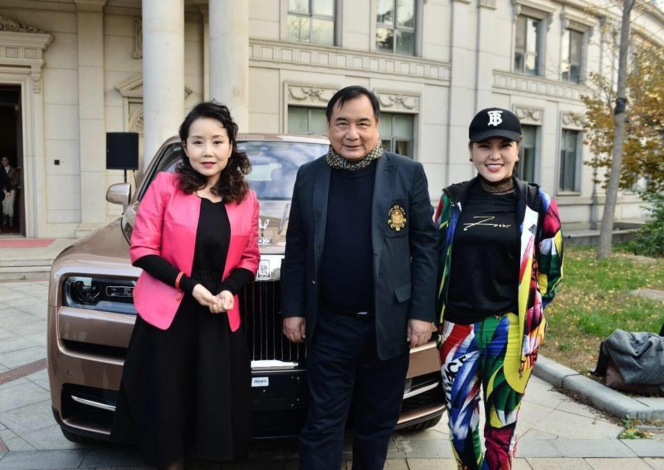 日前,李晓华把自己宾利上的京a88888车牌过户到新车劳斯莱斯库里南上