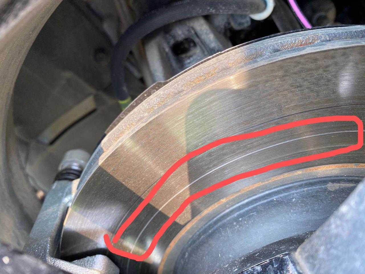 十代思域 车子才开了500多公里左前轮刹车盘就有两条凹槽这个