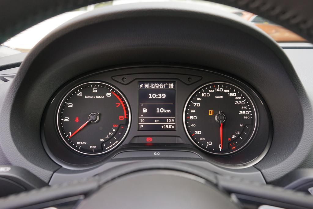 奥迪a3的仪表盘,和大众的基本一样吧,不给全液晶了,至少弄个