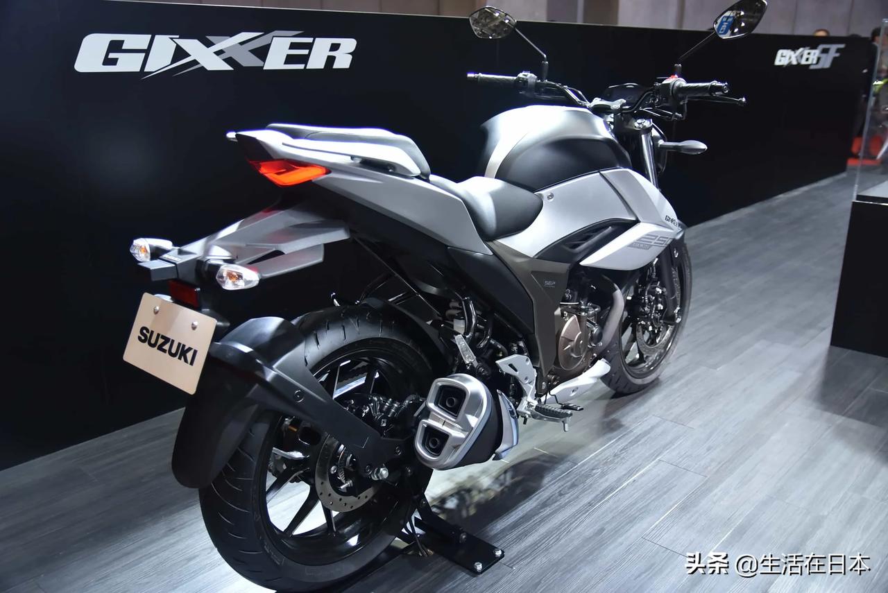 铃木新生代的轻量级gixxer极客飒250油冷系列,单缸是硬