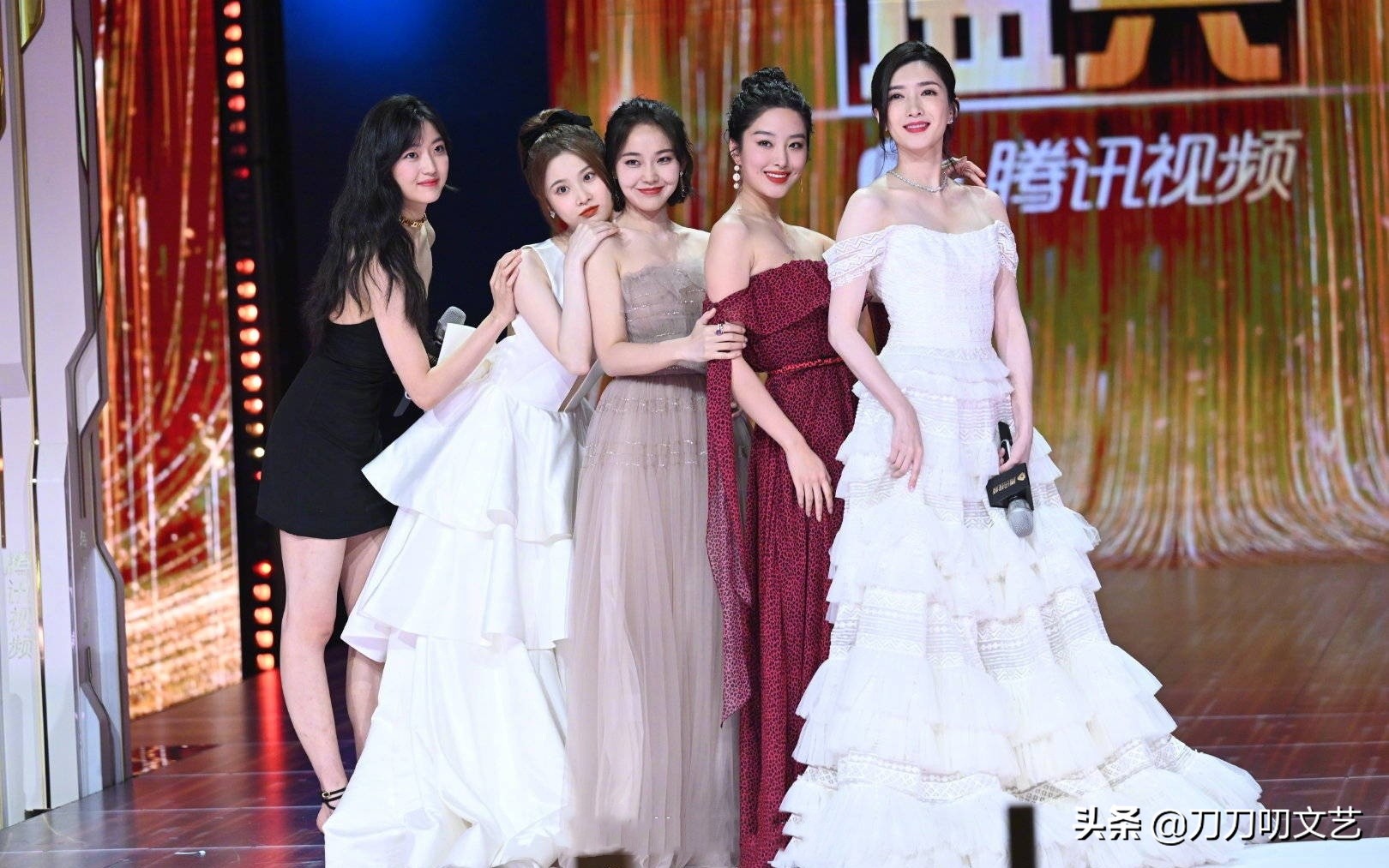 欢乐颂3新五美官宣后首次同框默契度似乎有些欠佳