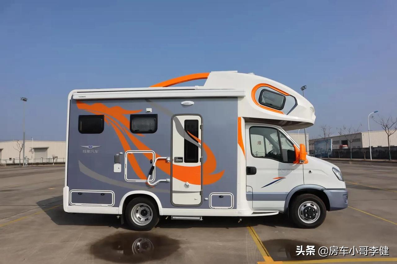 江苏旌航房车whi国六依维柯ad02自动档