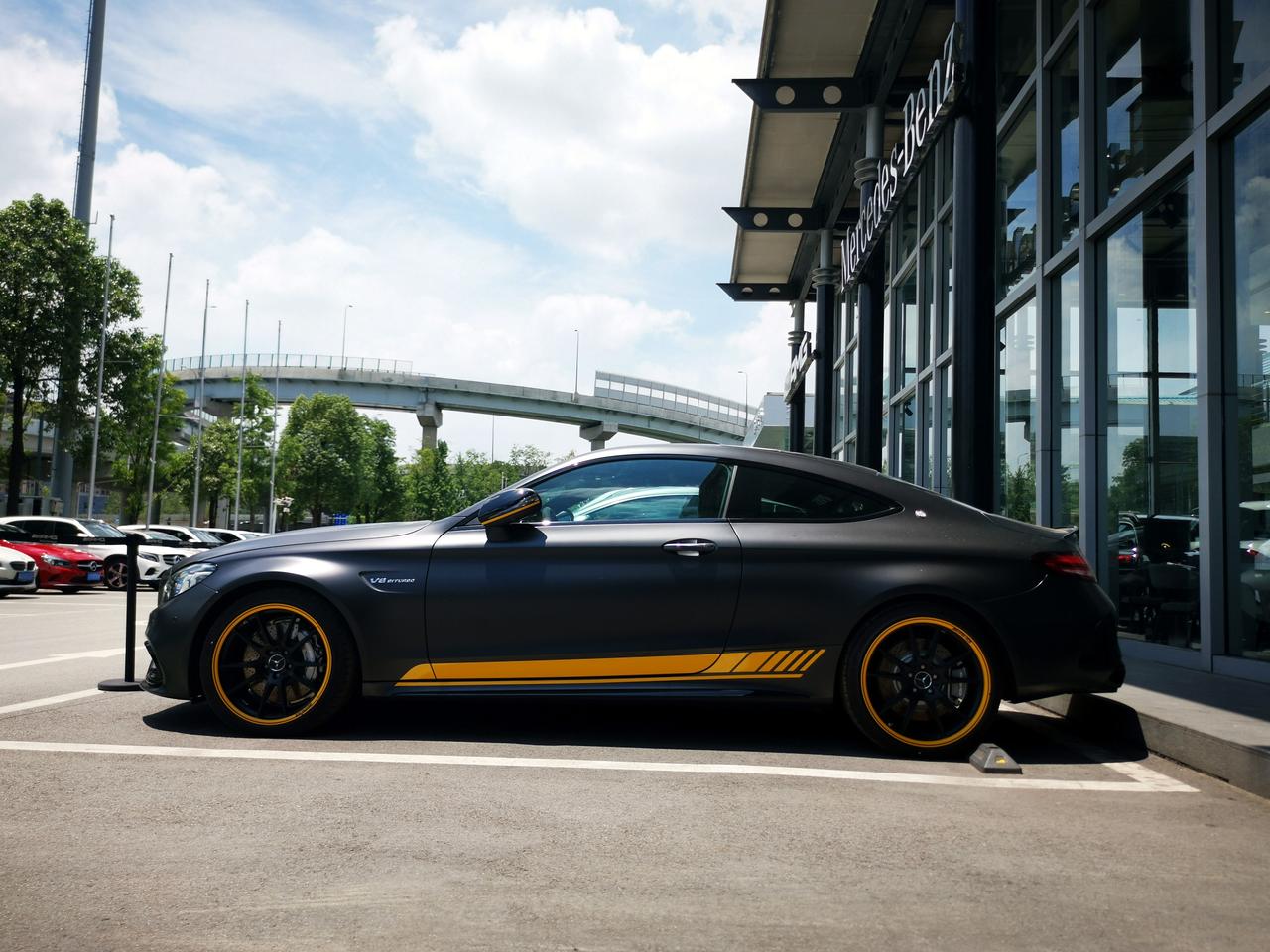 奔驰c63amgcoupe暗夜特别版现车加价7万最后的v8轿跑车奔驰