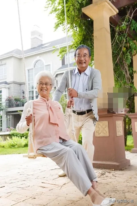 课前，我用PPT投放的是我能想到最浪漫的事就是和你一起慢慢变老