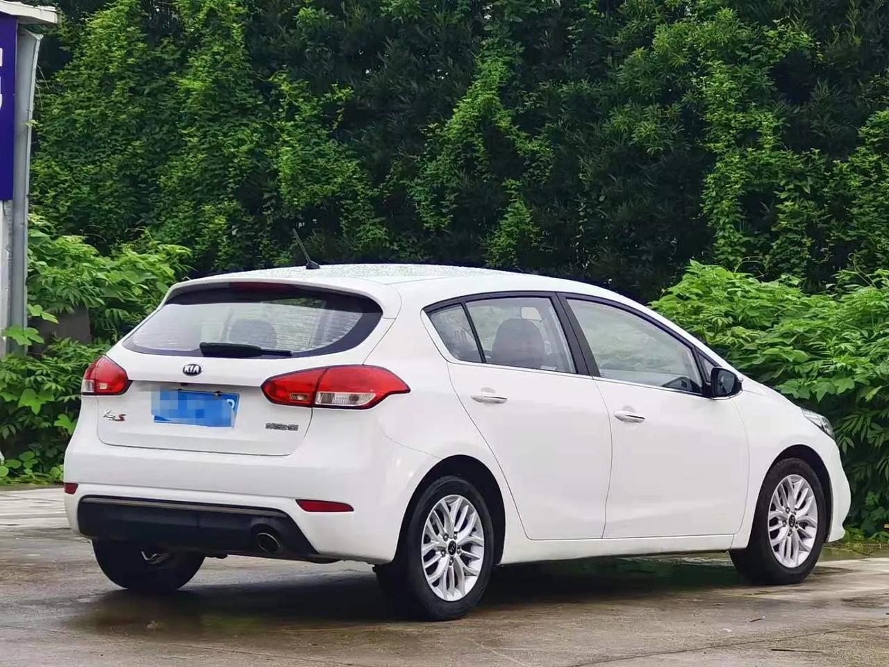 起亚k3两厢15年5月 该车漆面保养良好,车身结构无修复,无