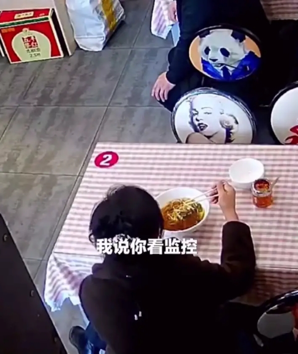 块钱|大妈为获赔9块钱拔头发放面里 讹人真是防不胜防