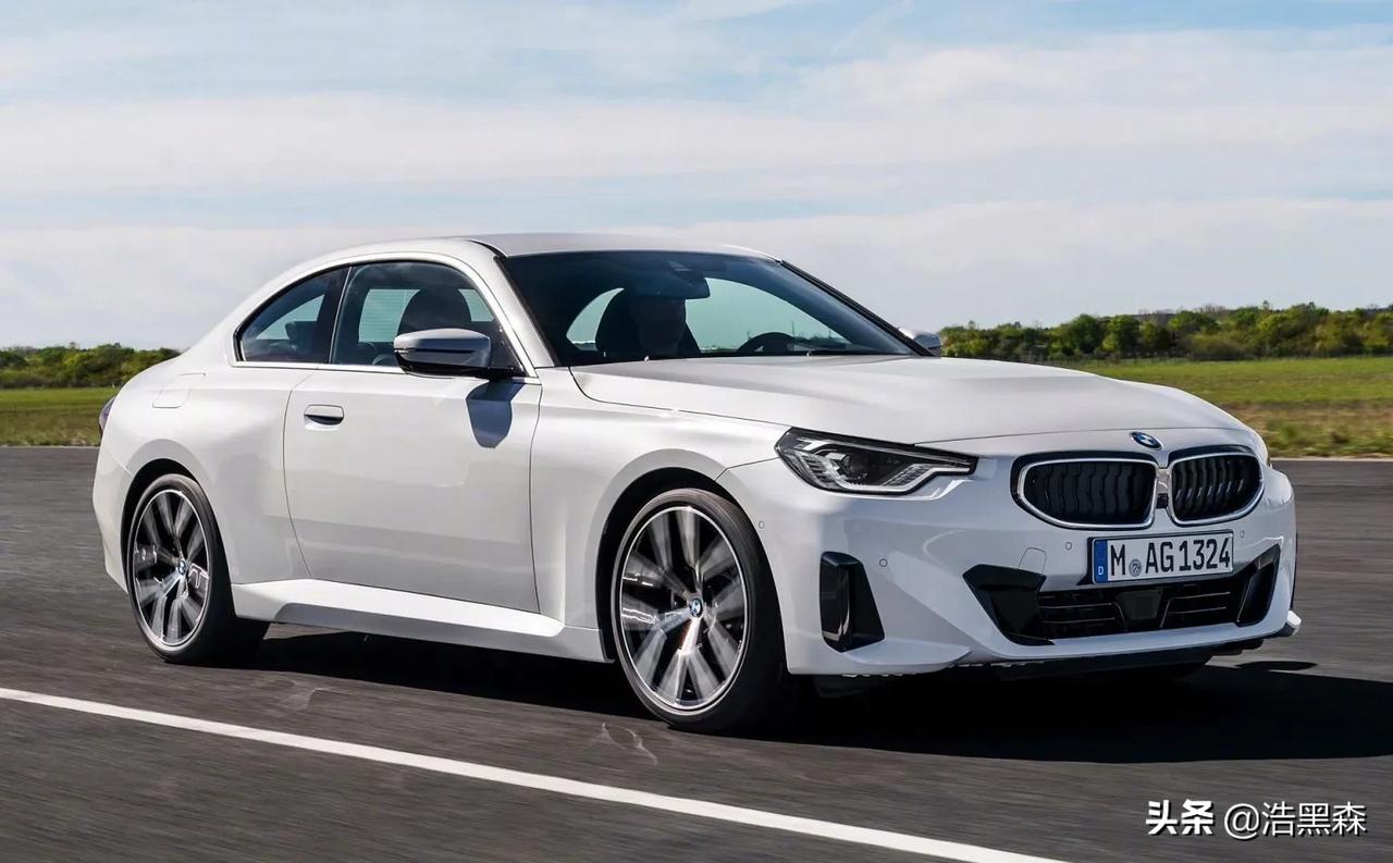 全新一代宝马2系coupe车型发布07小鼻孔前脸整个线条感觉更加硬朗前
