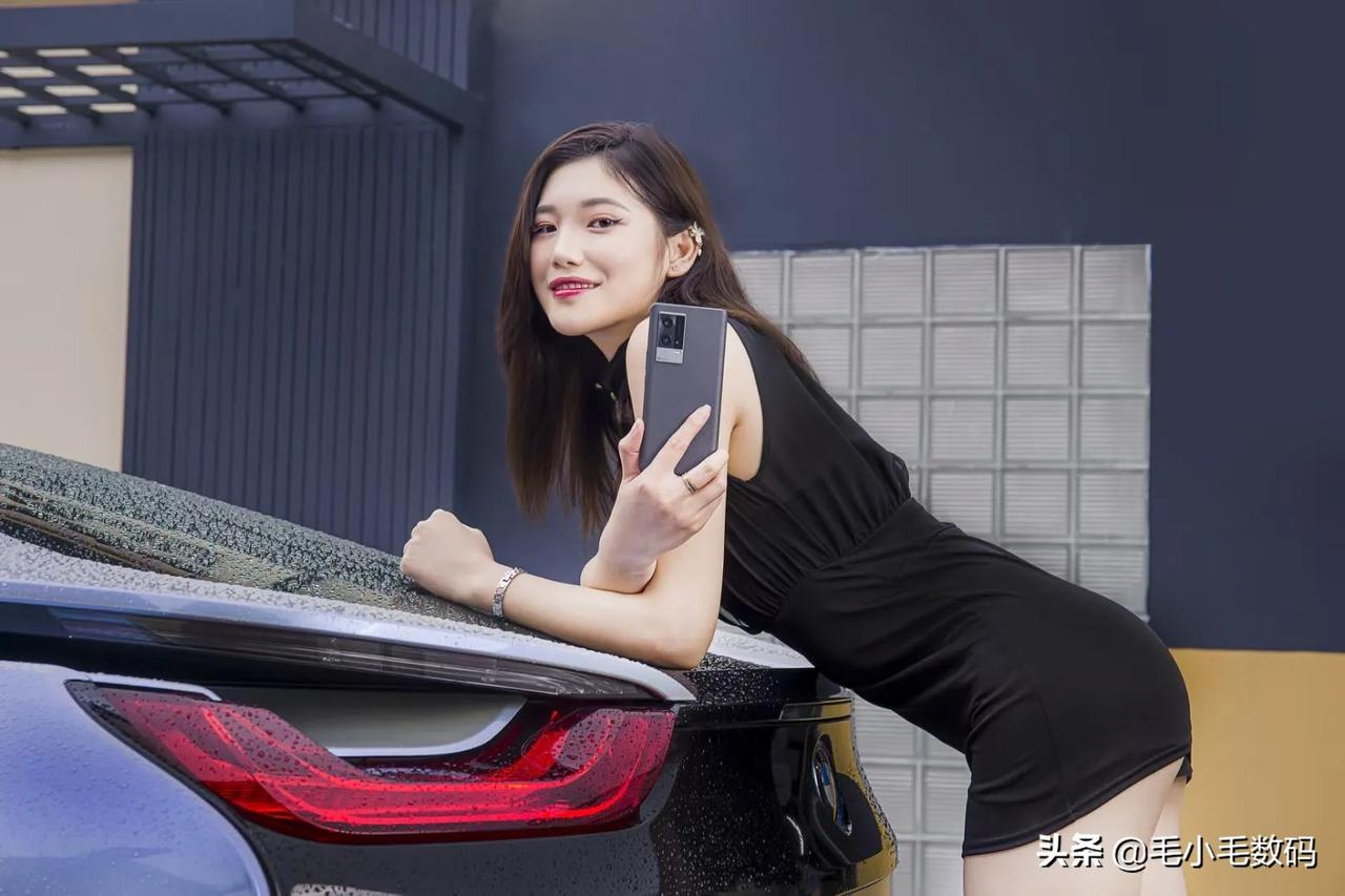 iqoo发布会上,大众期待的美女产品经理,宋紫薇并没有展现出