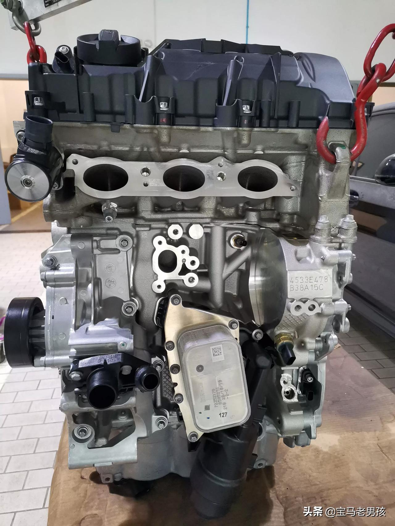 全新的b38发动机总成,准备装车!这台车由于涉水,导致连杆弯