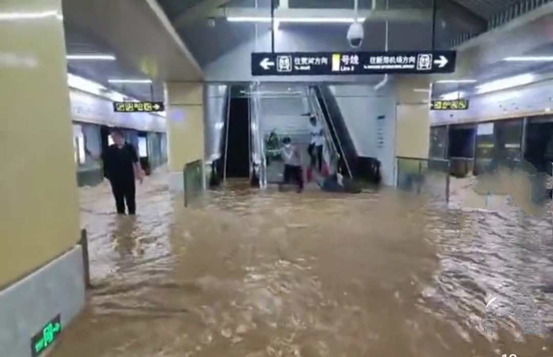 河南郑州降下特大暴雨街头车辆全部被淹交通瘫痪