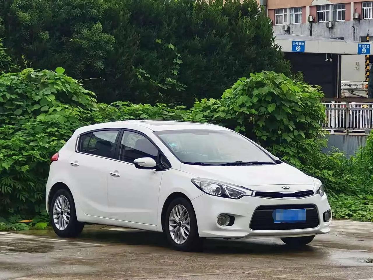 起亚k3两厢15年5月 该车漆面保养良好,车身结构无修复,无