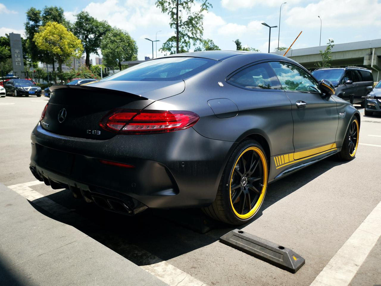 奔驰c63amgcoupe暗夜特别版现车加价7万最后的v8轿跑车奔驰