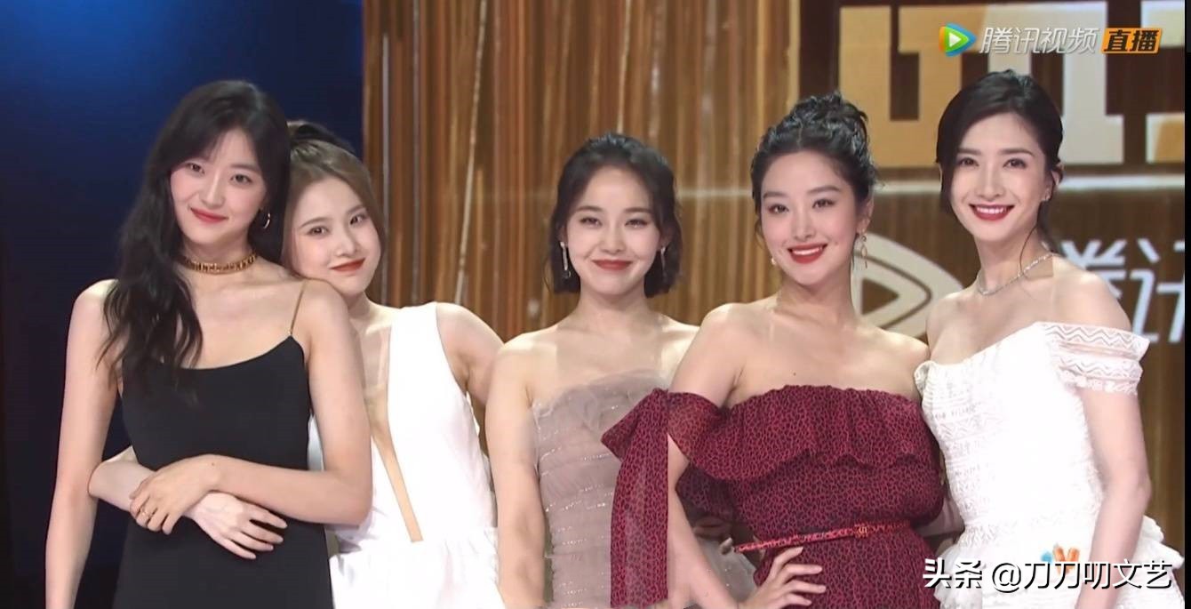 欢乐颂3新五美官宣后首次同框默契度似乎有些欠佳