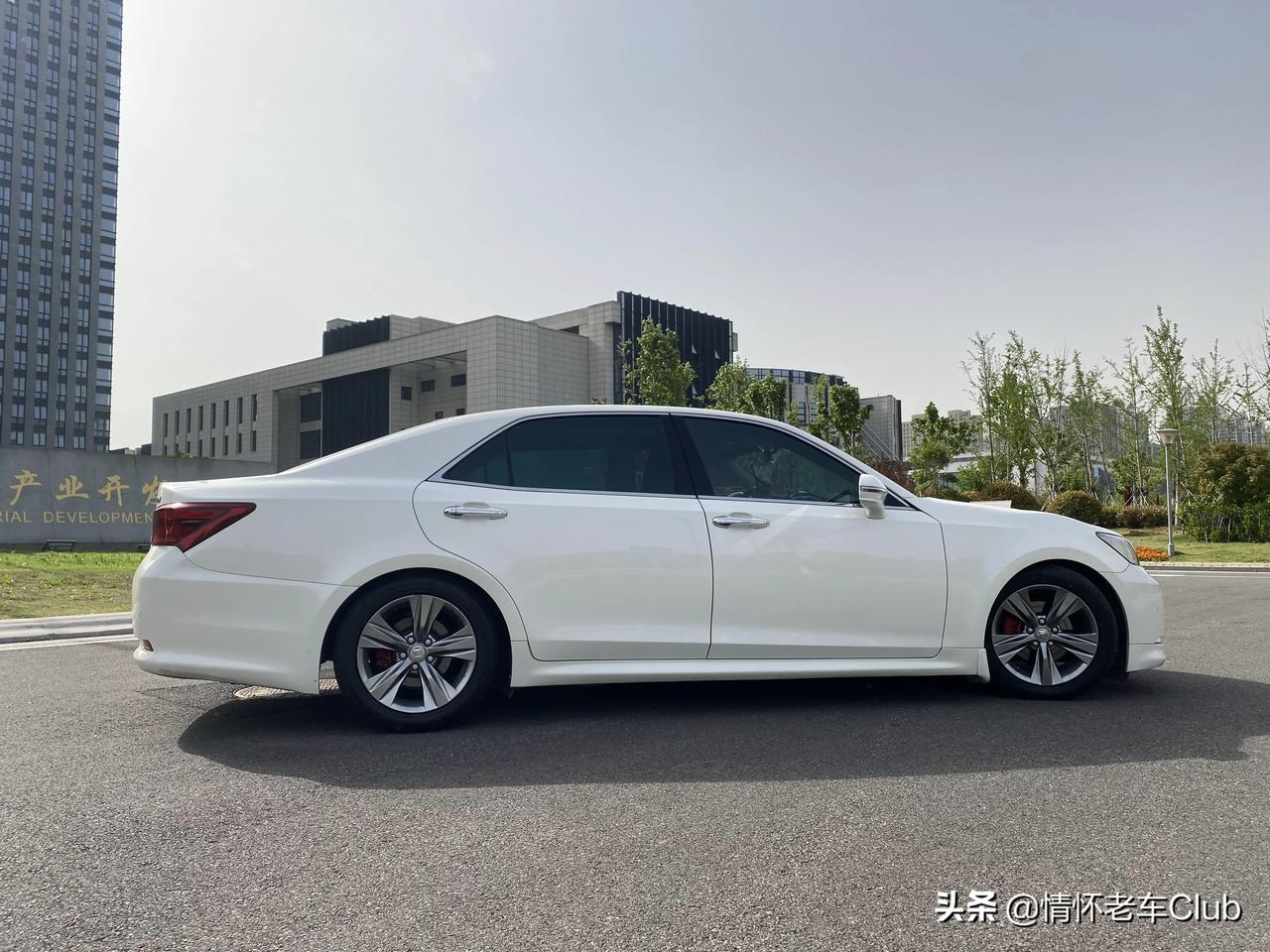 白色皇冠优雅14代一点都不差可惜它停产了还好我拥有一台皇冠停产丰田