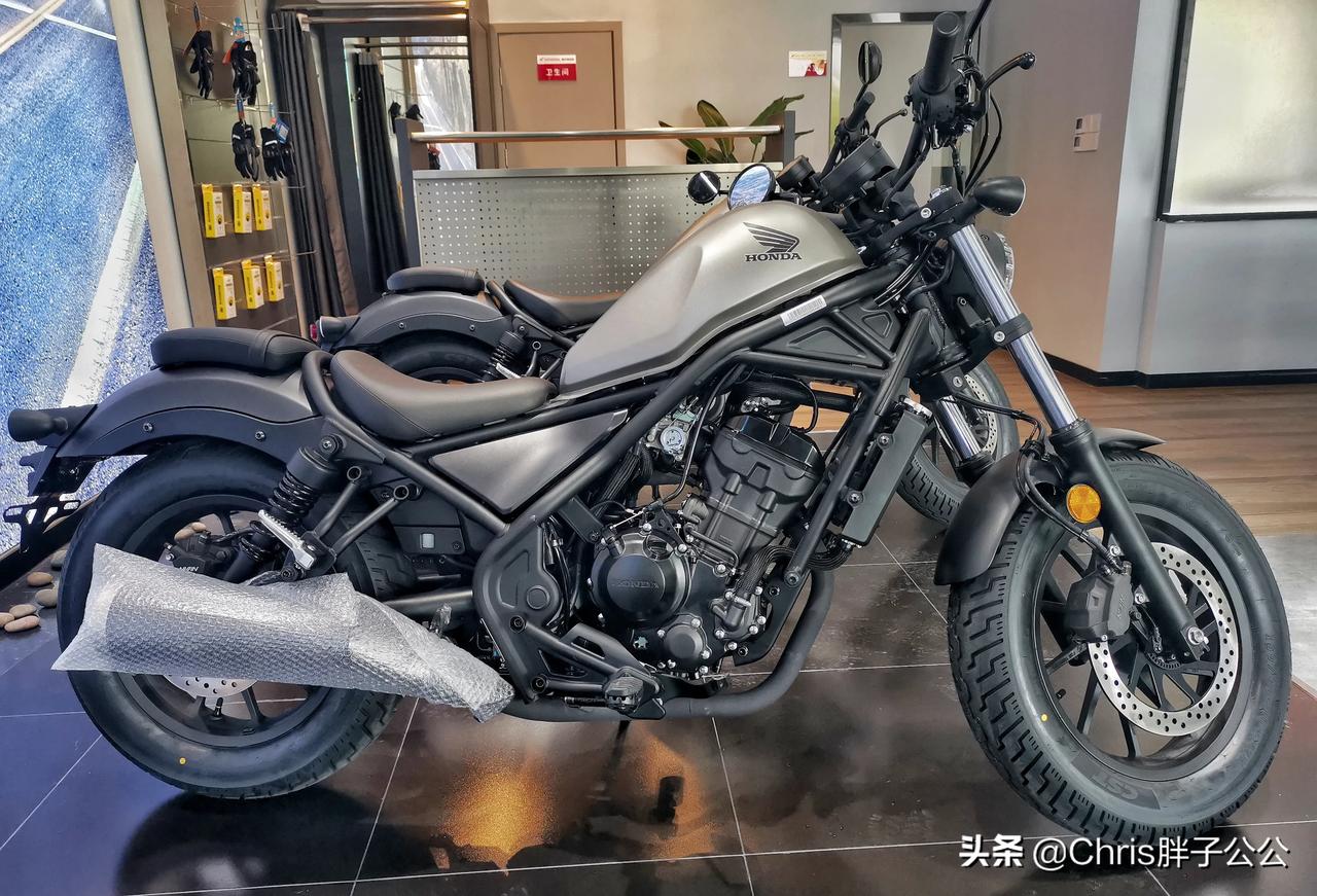今天路过重庆新大洲本田中排店cm300的做工还是不错明天第一批5台交车