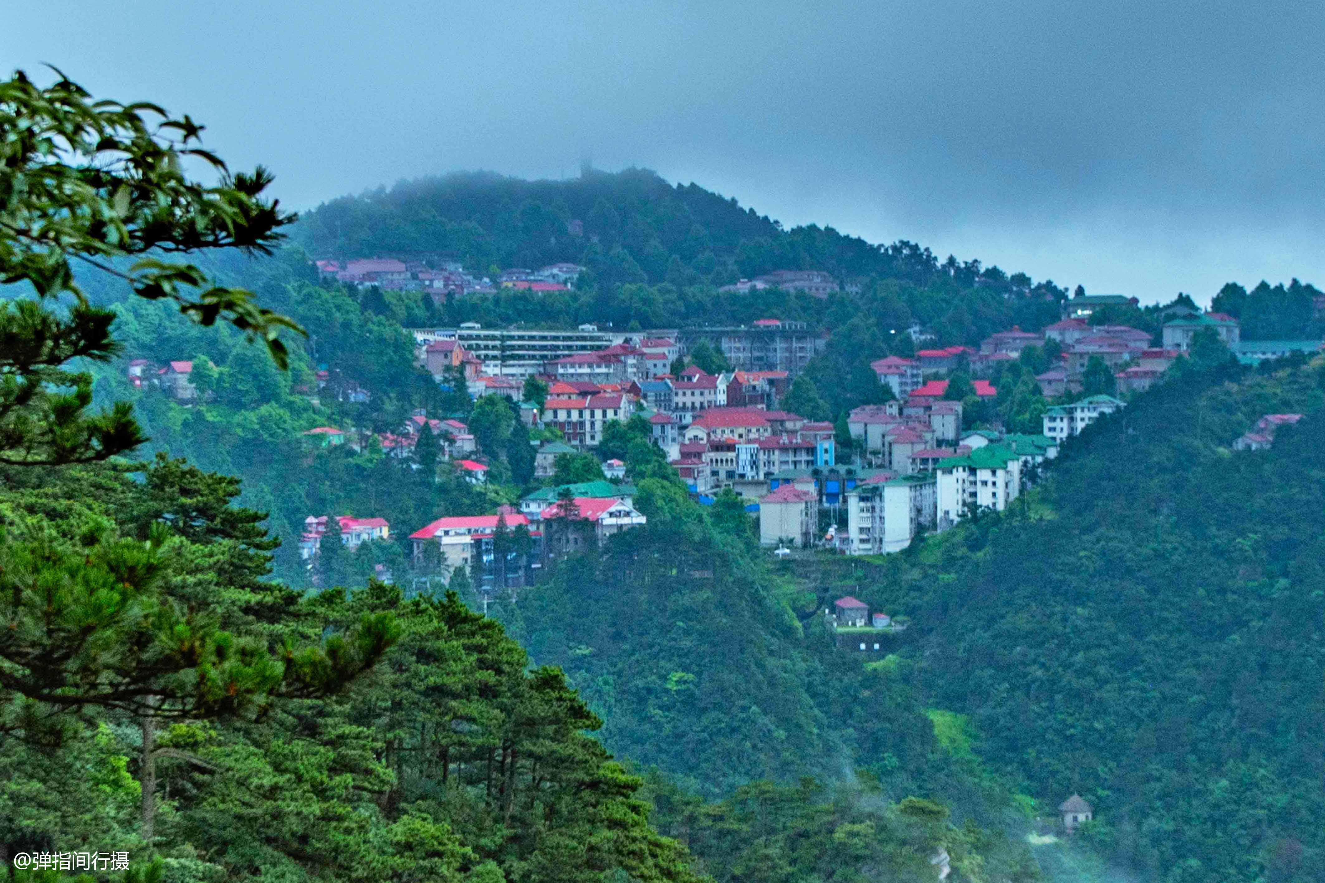 庐山山体颇具特色,是典型的地垒式断块山.