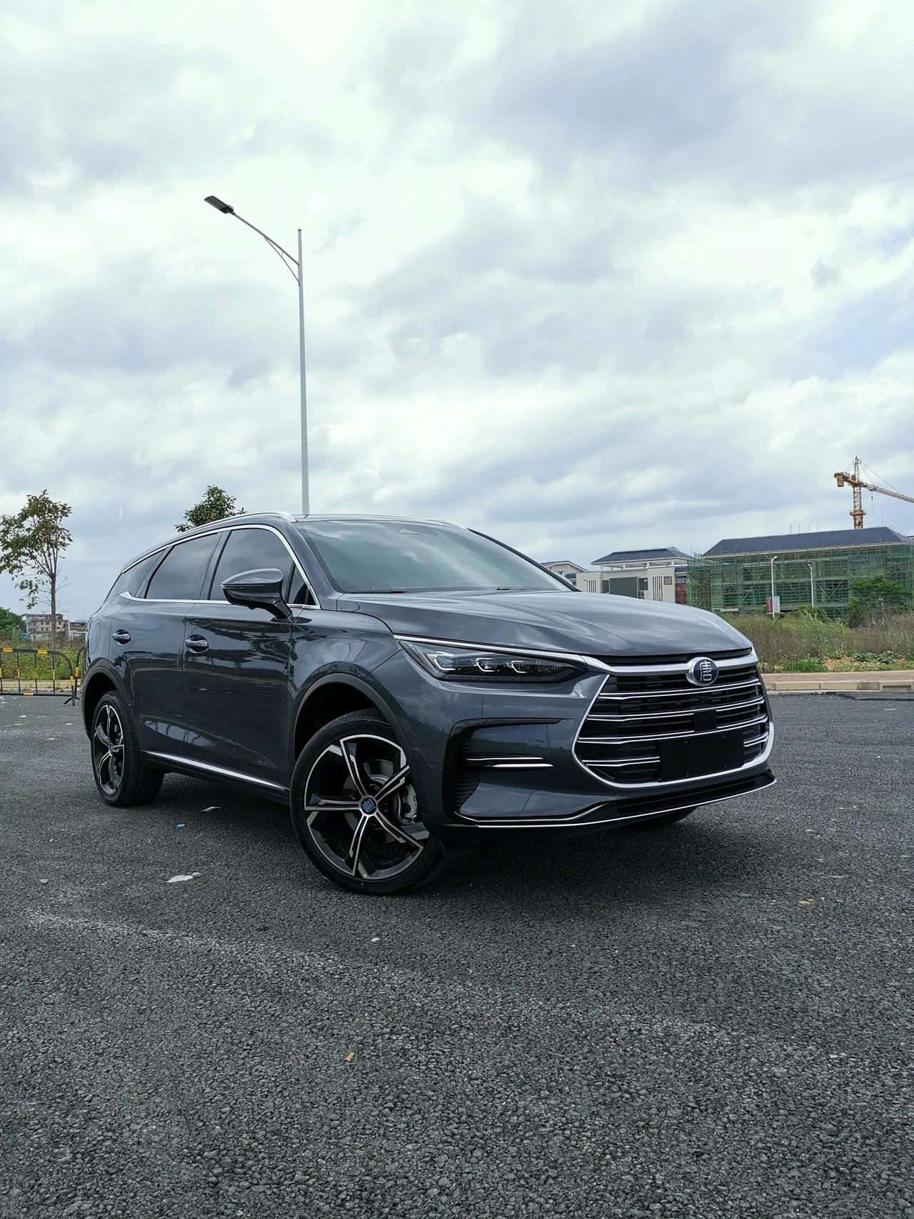 现在比亚迪唐dmi车型感觉还可以,但是毕竟不是四驱,主要以经济为主