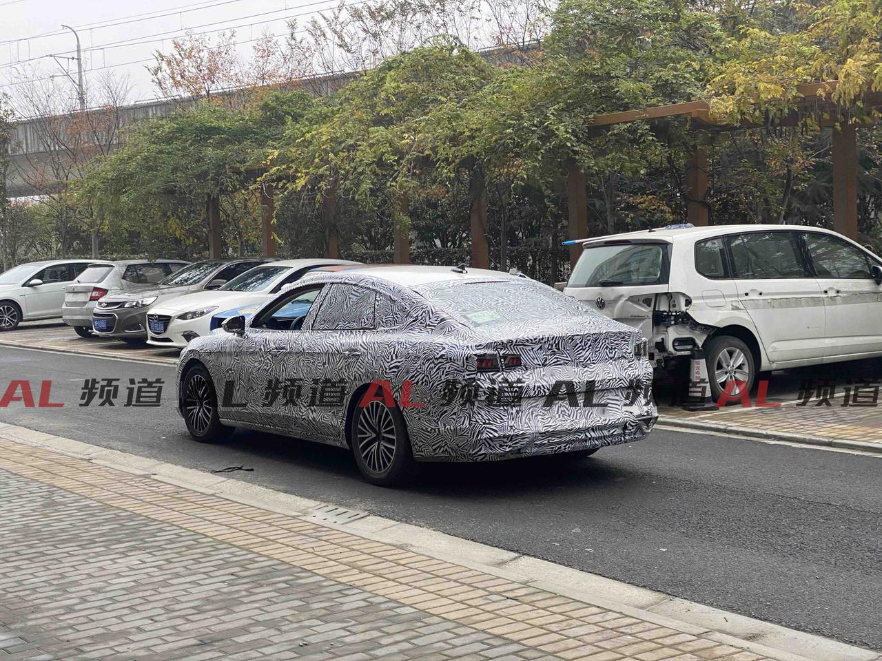 疑似全新大众凌渡谍照,前脸采用贯穿式灯带日前,我们在上海市嘉