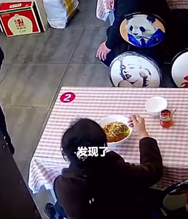 块钱|大妈为获赔9块钱拔头发放面里 讹人真是防不胜防