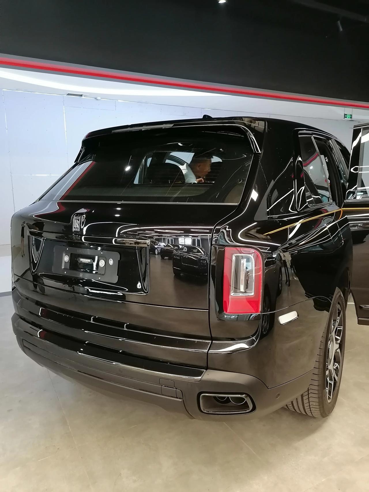 劳斯莱斯库里南钻石黑锻造黄配置四座座椅通风星空顶双腰线