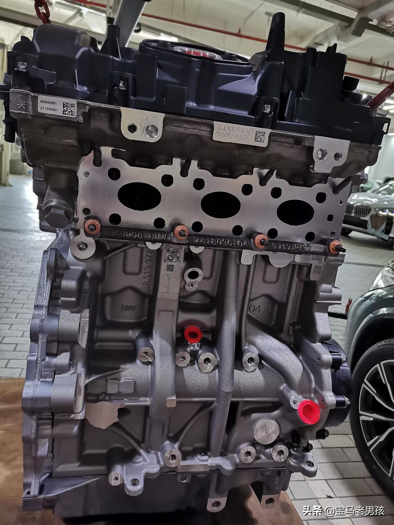 全新的b38发动机总成,准备装车!这台车由于涉水,导致连杆弯
