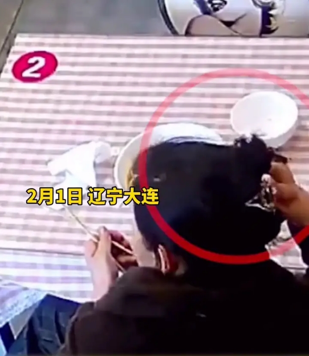 块钱|大妈为获赔9块钱拔头发放面里 讹人真是防不胜防