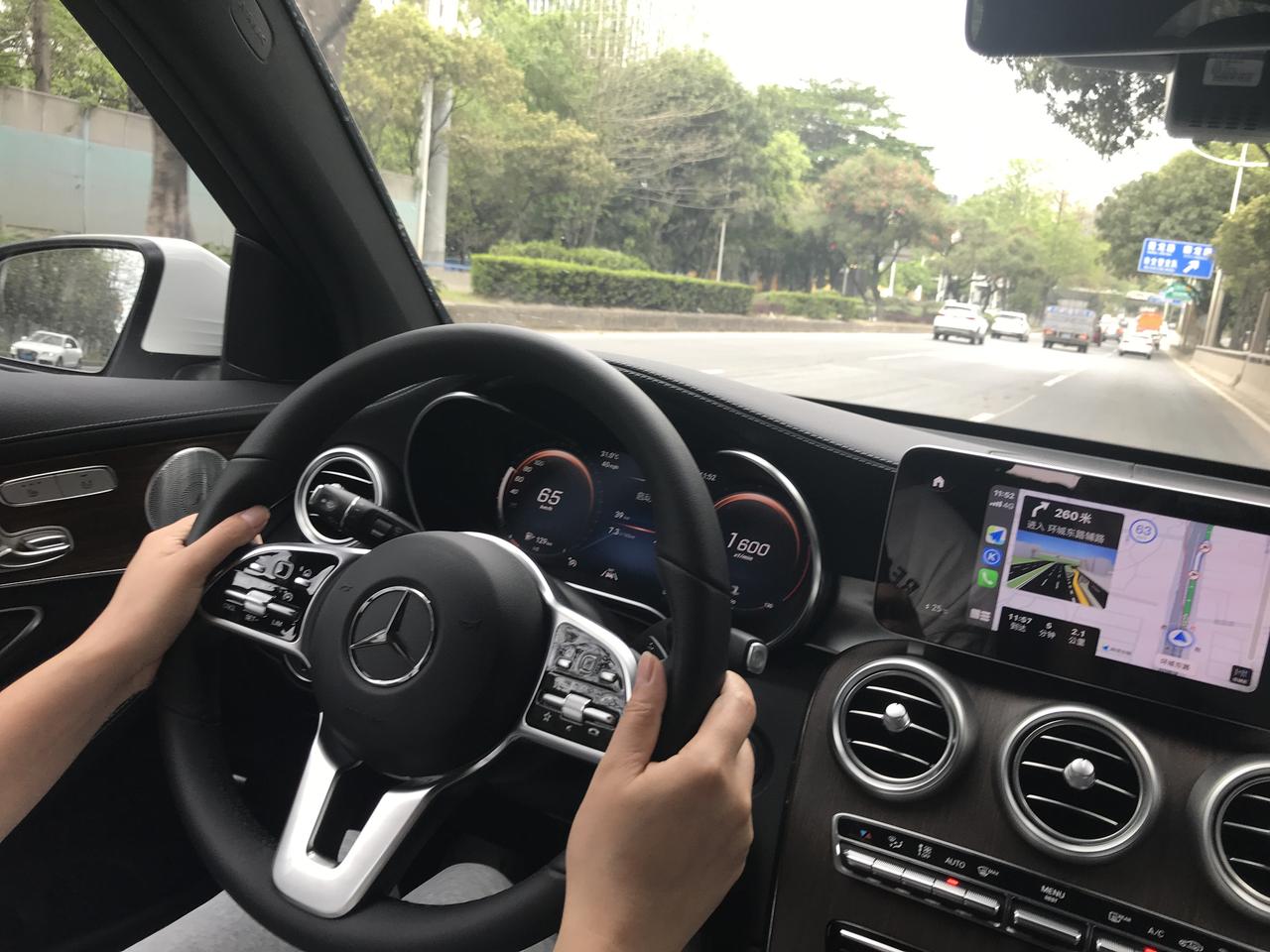 女人开车虽然慢可是省油啊