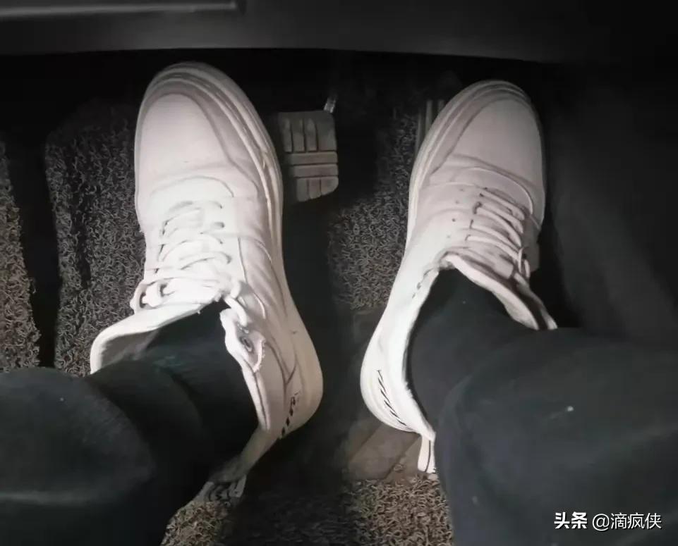 左腳剎車,右腳油門,我的一個女同事和我說一直都是這樣開車的_3/41頁