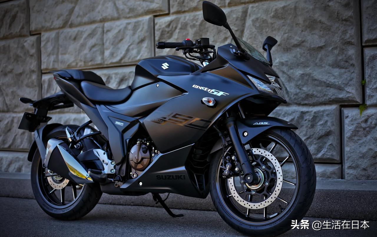 铃木新生代的轻量级gixxer极客飒250油冷系列,单缸是硬