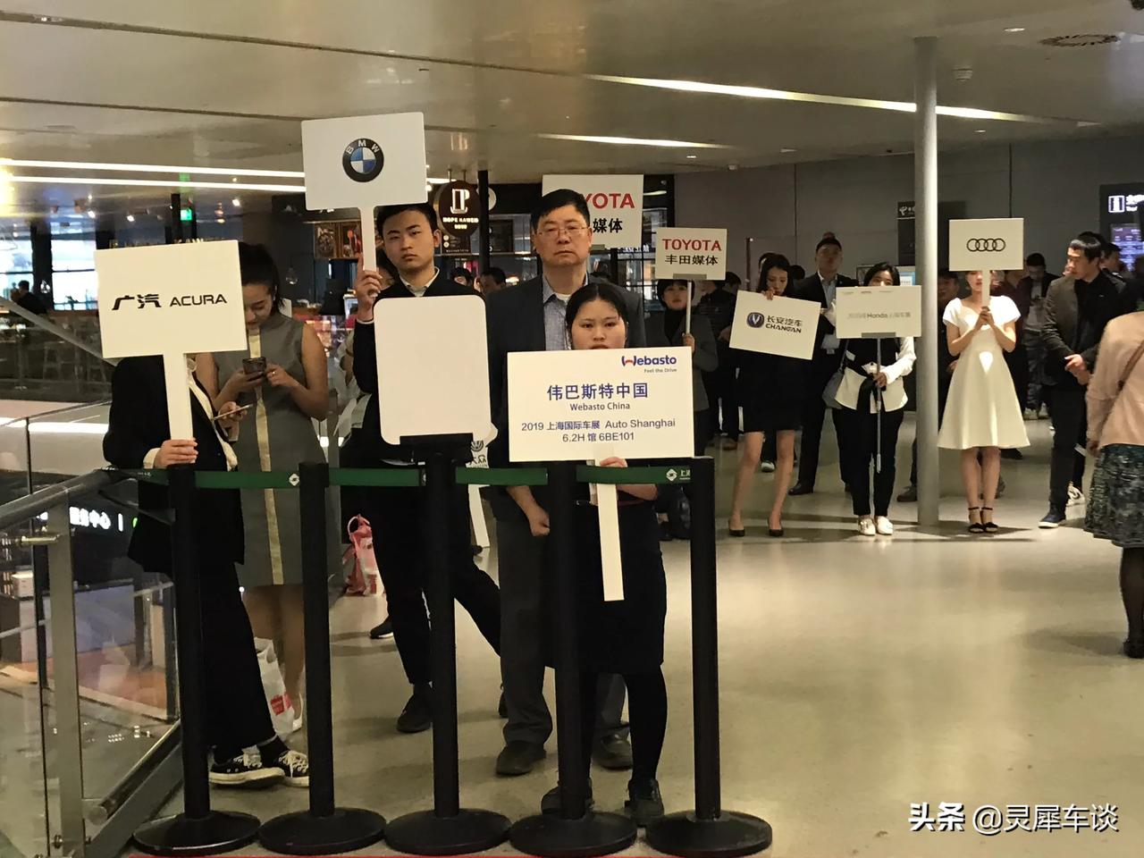 上海国际车展明天开幕,虹桥机场接机就能看出气氛了 #灵犀车谈
