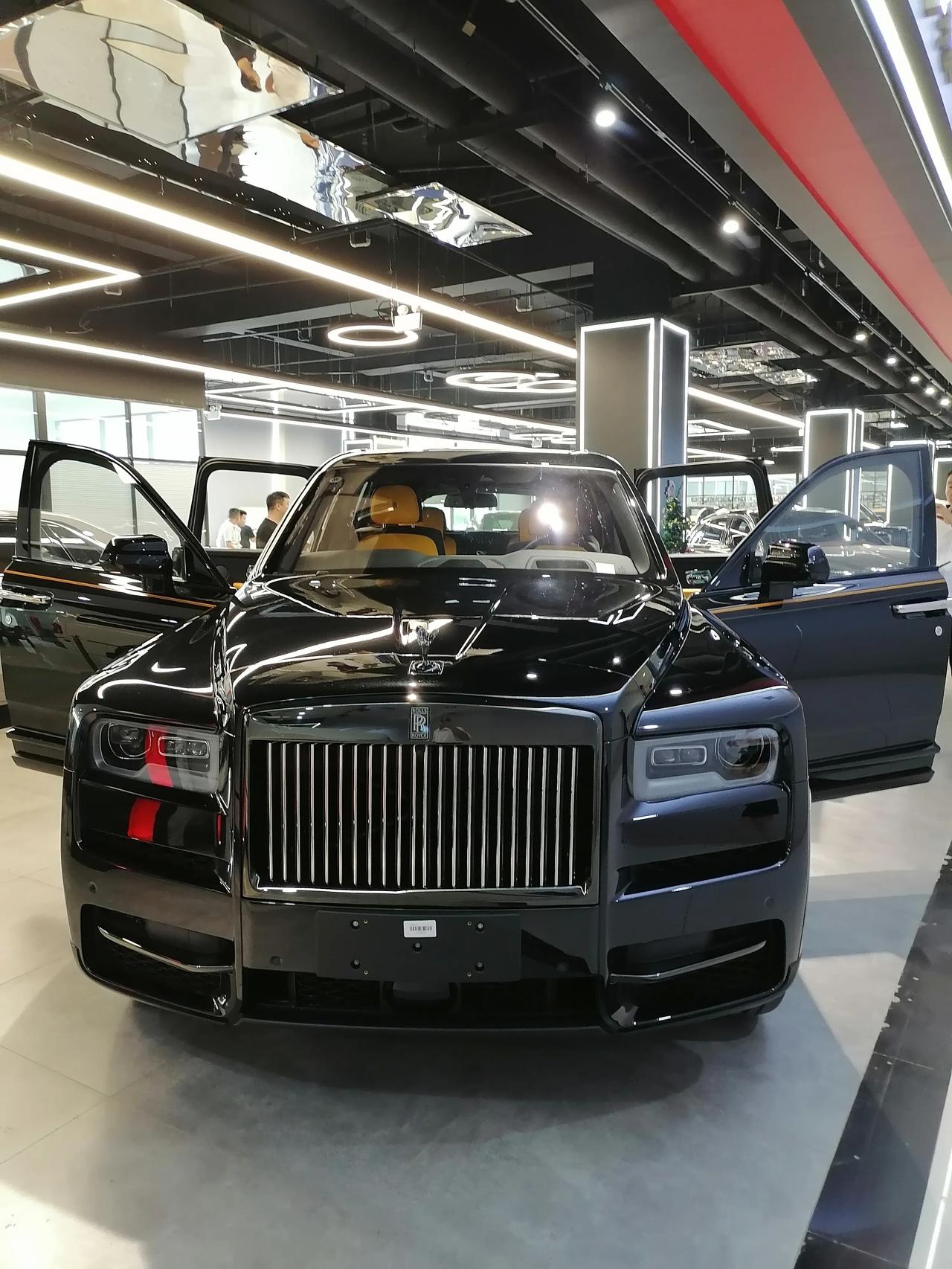 劳斯莱斯库里南钻石黑锻造黄配置四座座椅通风星空顶双腰线