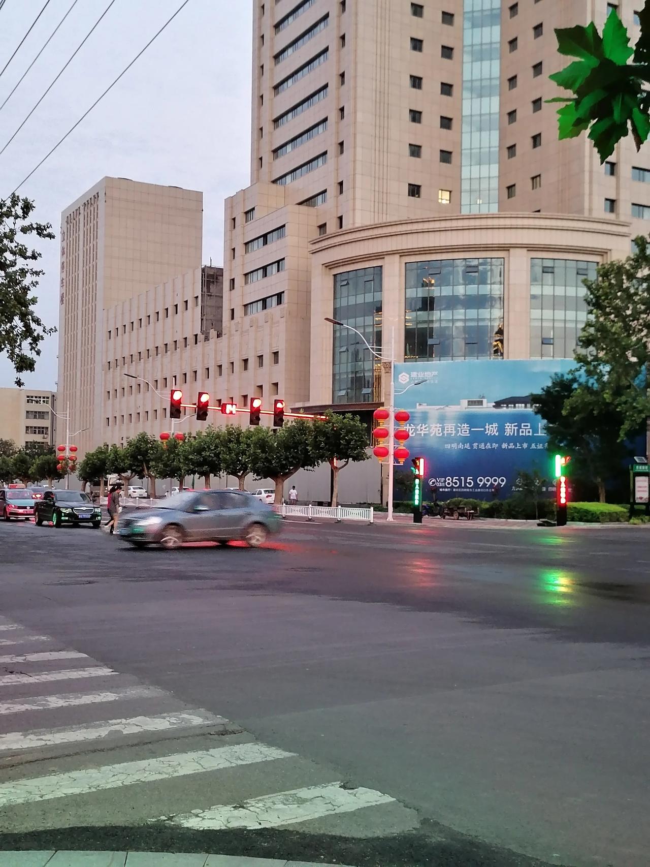 晚霞204808849小蚂蚁溜大象昨天去藁城,走在四明街,有一种去了大城市