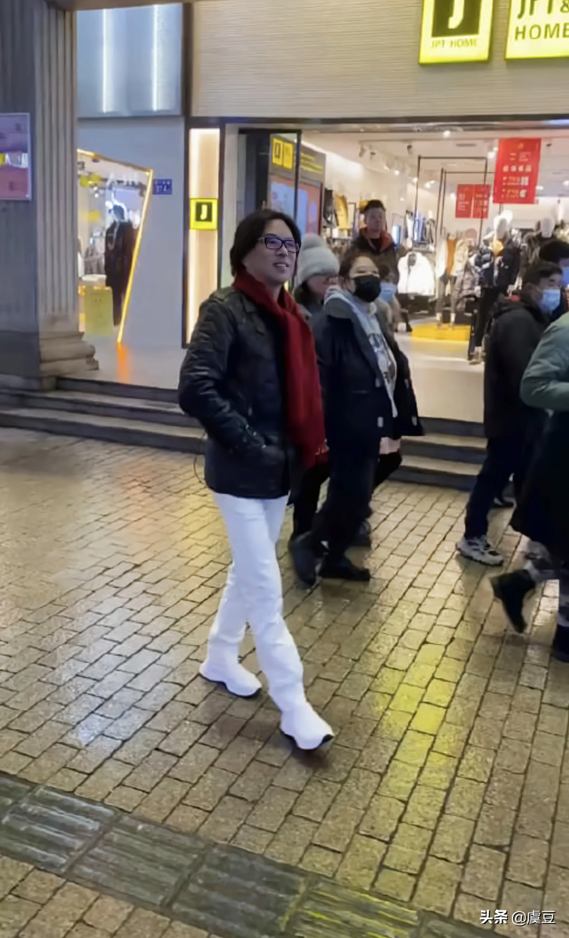 路边|高晓松被偶遇吃路边摊 吃的津津有味