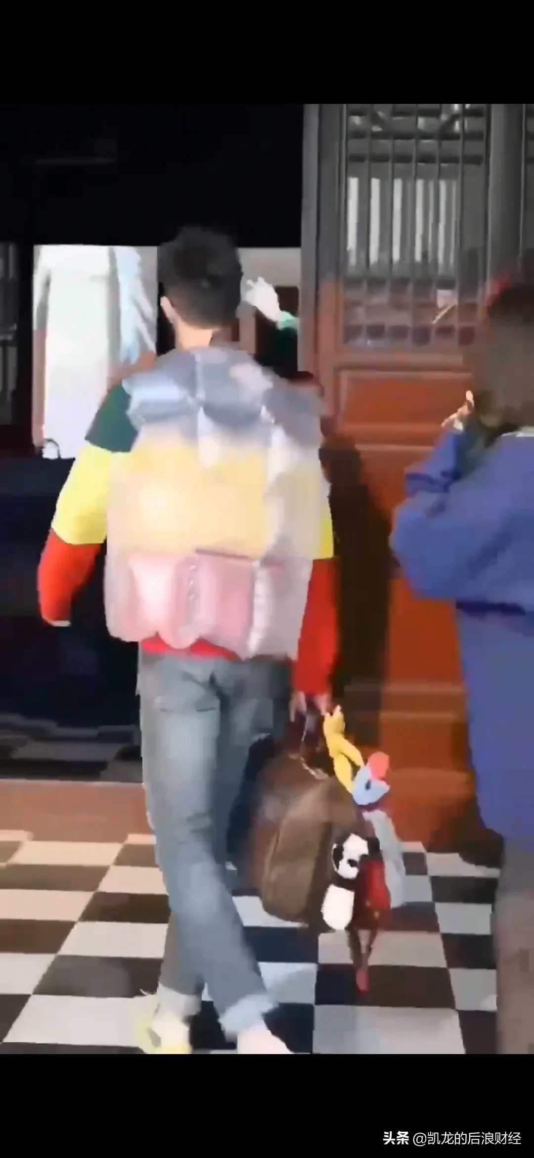 夹克|LV推出充气夹克售价31000元 设计灵感来源于充气玩偶