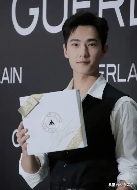 力挺|杨洋回怼粉丝力挺化妆师 对此你怎么看？