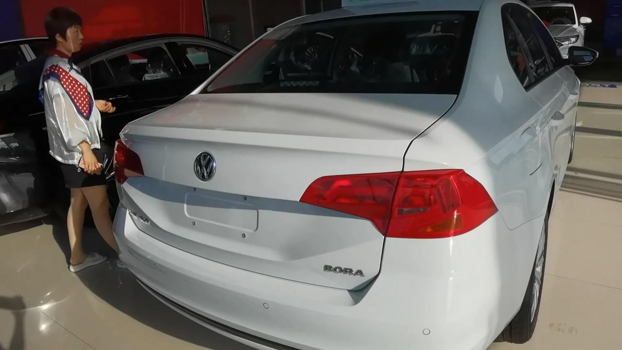 昨天去看了看大众宝来传奇,这几天有很多粉丝问我宝来传奇为什么