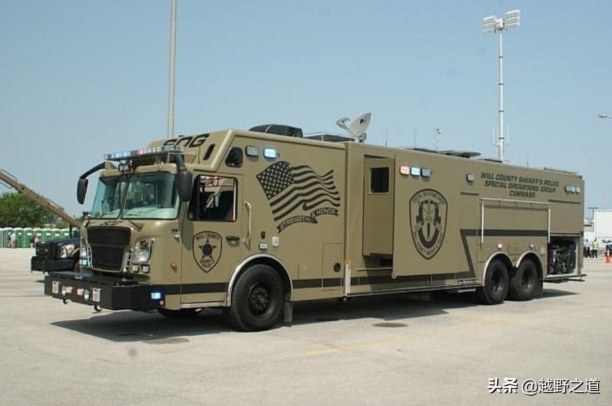 点北美消防车的范儿,应该是隶属于同一个品牌美国豪士科,也叫奥什科什