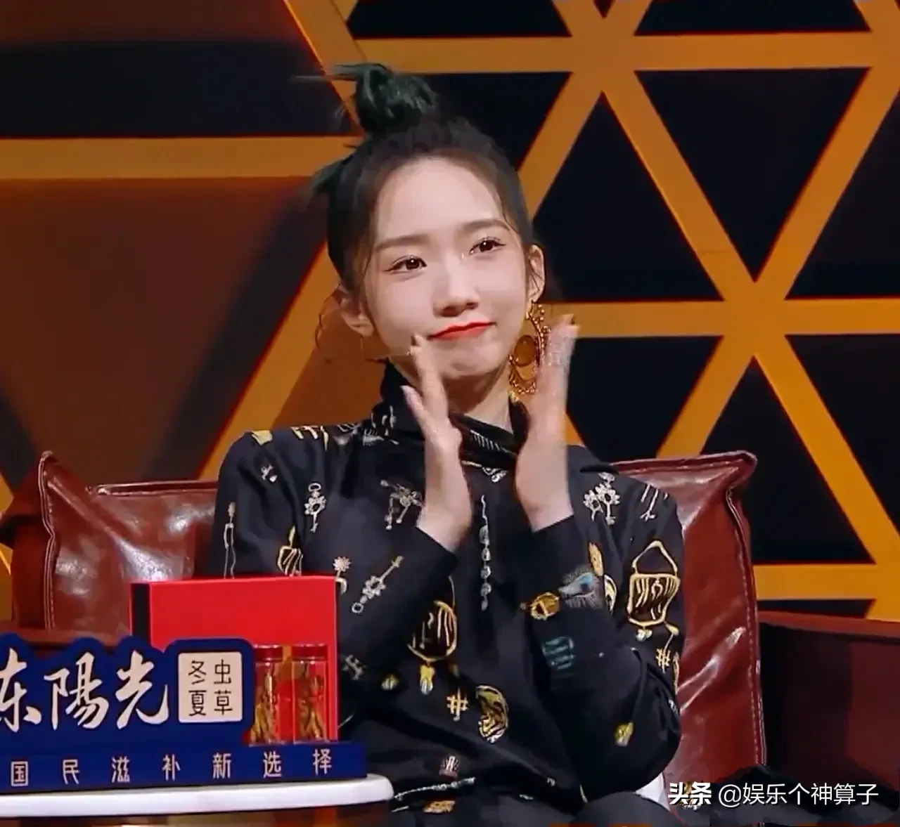 舞台|周传雄重返舞台被新人点评引争议 孟美岐自己可能都懵了